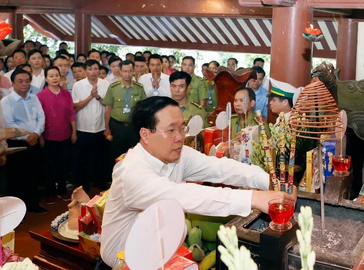 Chủ tịch nước dâng hương tưởng niệm 54 năm Ngày mất của Chủ tịch Hồ Chí Minh - Ảnh 1. Chủ tịch nước dâng hương tưởng niệm 54 năm Ngày mất của Chủ tịch Hồ Chí Minh - Ảnh 1.