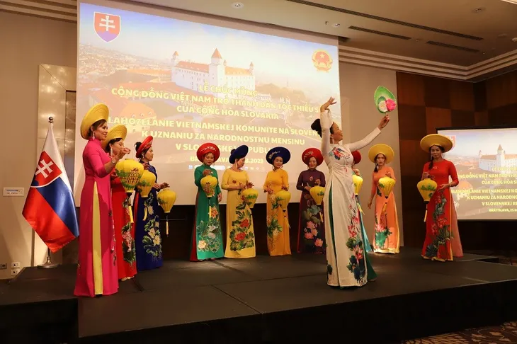 Lễ Chúc mừng cộng đồng người Việt tại Slovakia được công nhận dân tộc thiểu số tại Slovakia - Ảnh 4. Lễ Chúc mừng cộng đồng người Việt tại Slovakia được công nhận dân tộc thiểu số tại Slovakia - Ảnh 4.