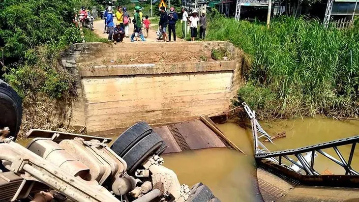 Sập cầu Tà Năng 2 ở Lâm Đồng khi xe bồn chạy qua - Ảnh 1. Sập cầu Tà Năng 2 ở Lâm Đồng khi xe bồn chạy qua - Ảnh 1.