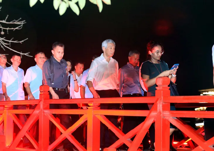 Thủ tướng Singapore Lý Hiển Long thưởng thức ẩm thực, dạo phố đi bộ Hồ Hoàn Kiếm - Ảnh 3. Thủ tướng Singapore Lý Hiển Long thưởng thức ẩm thực, dạo phố đi bộ Hồ Hoàn Kiếm - Ảnh 3.