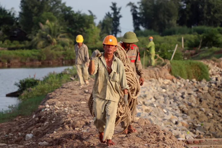 Tàu hàng làm đứt đường dây 35 KV, Đảo Cát Bà mất điện hai ngày - Ảnh 2. Tàu hàng làm đứt đường dây 35 KV, Đảo Cát Bà mất điện hai ngày - Ảnh 2.