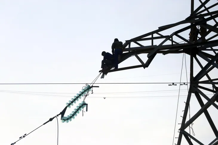 Tàu hàng làm đứt đường dây 35 KV, Đảo Cát Bà mất điện hai ngày - Ảnh 1. Tàu hàng làm đứt đường dây 35 KV, Đảo Cát Bà mất điện hai ngày - Ảnh 1.