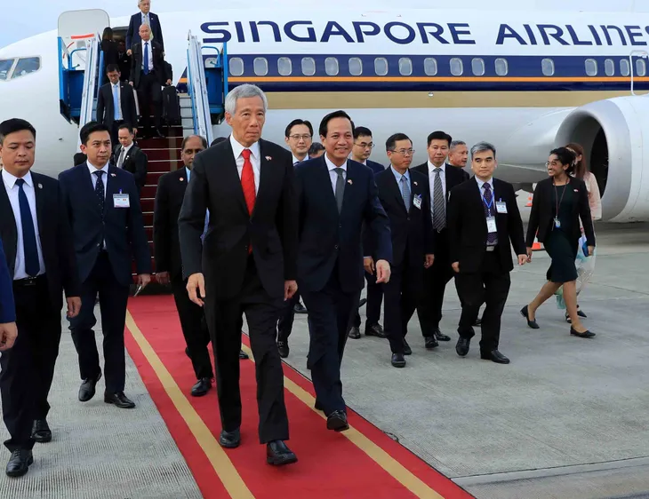 Thủ tướng Cộng hòa Singapore đến Hà Nội, bắt đầu chuyến thăm chính thức Việt Nam - Ảnh 3. Thủ tướng Cộng hòa Singapore đến Hà Nội, bắt đầu chuyến thăm chính thức Việt Nam - Ảnh 3.