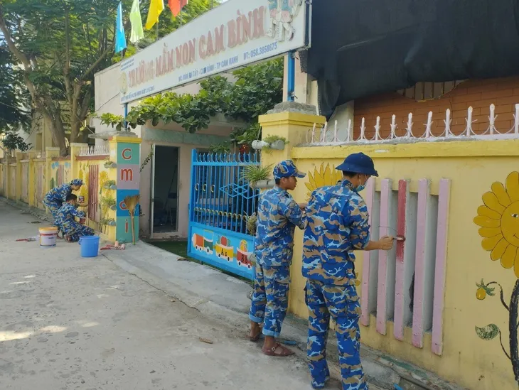 Chiến sỹ hải quân chung tay khoác áo mới cho trường học xã đảo - Ảnh 1. Chiến sỹ hải quân chung tay khoác áo mới cho trường học xã đảo - Ảnh 1.