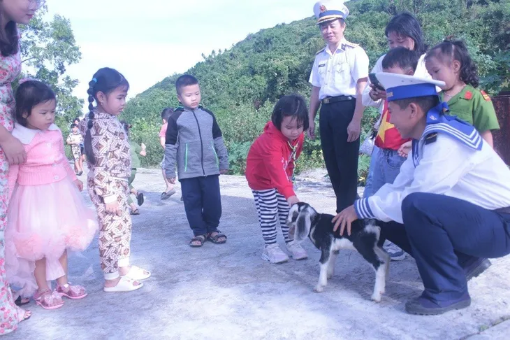 Chiến sỹ hải quân chung tay khoác áo mới cho trường học xã đảo - Ảnh 2. Chiến sỹ hải quân chung tay khoác áo mới cho trường học xã đảo - Ảnh 2.