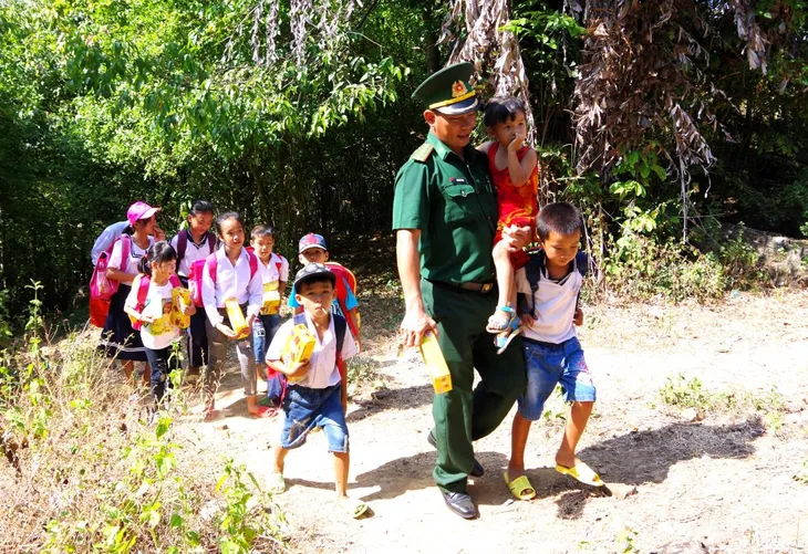 Cà Mau: Sôi nổi chiến dịch Thanh niên tình nguyện hè ở đảo Hòn Chuối - Ảnh 2. Cà Mau: Sôi nổi chiến dịch Thanh niên tình nguyện hè ở đảo Hòn Chuối - Ảnh 2.