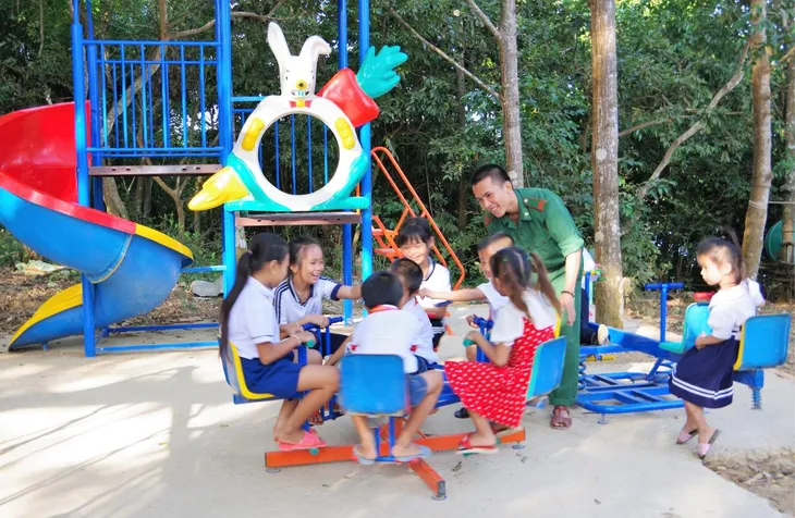 Cà Mau: Sôi nổi chiến dịch Thanh niên tình nguyện hè ở đảo Hòn Chuối - Ảnh 3. Cà Mau: Sôi nổi chiến dịch Thanh niên tình nguyện hè ở đảo Hòn Chuối - Ảnh 3.