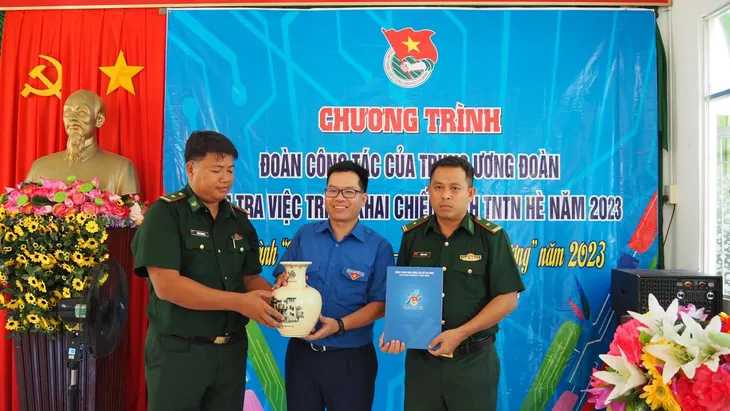 Cà Mau: Sôi nổi chiến dịch Thanh niên tình nguyện hè ở đảo Hòn Chuối - Ảnh 4. Cà Mau: Sôi nổi chiến dịch Thanh niên tình nguyện hè ở đảo Hòn Chuối - Ảnh 4.
