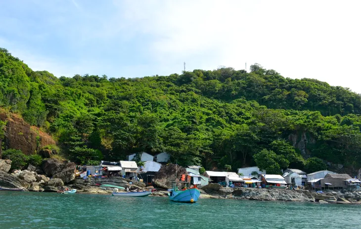 Cà Mau: Sôi nổi chiến dịch Thanh niên tình nguyện hè ở đảo Hòn Chuối - Ảnh 1. Cà Mau: Sôi nổi chiến dịch Thanh niên tình nguyện hè ở đảo Hòn Chuối - Ảnh 1.