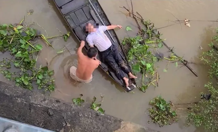 Ô tô mất lái, rơi xuống sông Đồng Nai - Ảnh 1. Ô tô mất lái, rơi xuống sông Đồng Nai - Ảnh 1.