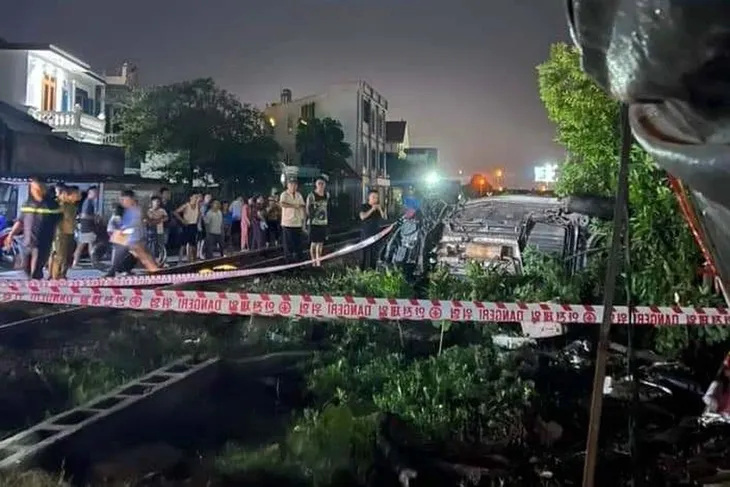 Vụ tàu hỏa đâm ô tô tại Hải Phòng: 2 nạn nhân nữ bị thương khá nặng - Ảnh 1. Vụ tàu hỏa đâm ô tô tại Hải Phòng: 2 nạn nhân nữ bị thương khá nặng - Ảnh 1.