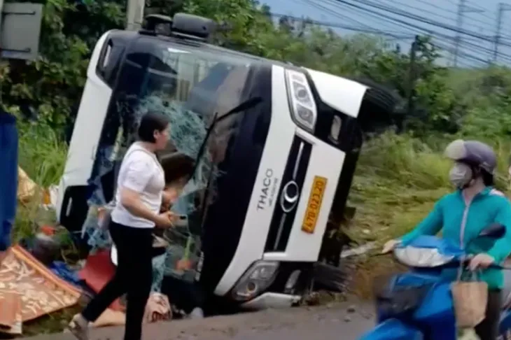 Bình Phước: Xe tải tông xe khách, nhiều người bị thương - Ảnh 1. Bình Phước: Xe tải tông xe khách, nhiều người bị thương - Ảnh 1.