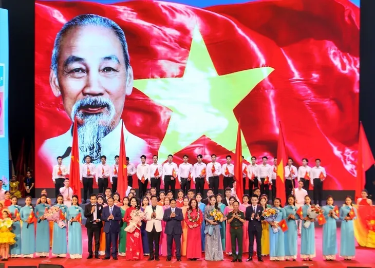 Tuyên dương điển hình tiên tiến trong lĩnh vực văn hóa - Ảnh 1. Tuyên dương điển hình tiên tiến trong lĩnh vực văn hóa - Ảnh 1.