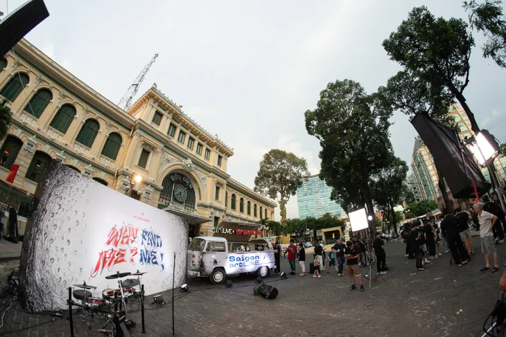 VP Bá Vương tạo sân khấu trước Bưu điện Trung tâm TP.HCM - Ảnh 1. VP Bá Vương tạo sân khấu trước Bưu điện Trung tâm TP.HCM - Ảnh 1.