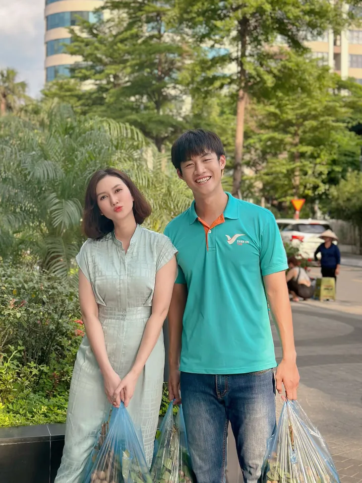 Hậu trường Món quà của cha: Hương Giang là chị dâu tốt, cực thân thiết với em chồng - Ảnh 1.