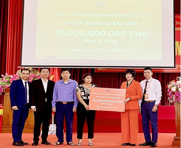 Một khách hàng tại Vĩnh Phúc nhận chi trả bảo hiểm 10 tỷ đồng - Ảnh 1. Một khách hàng tại Vĩnh Phúc nhận chi trả bảo hiểm 10 tỷ đồng - Ảnh 1.