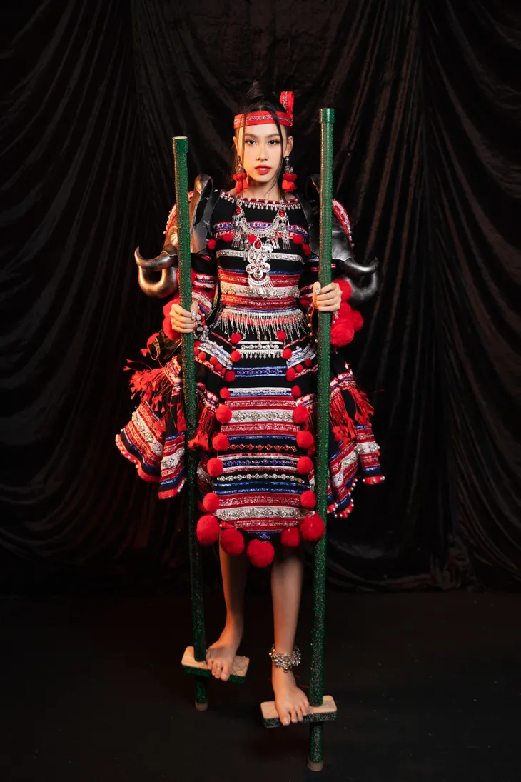 Ngắm bộ trang phục văn hóa dân tộc sẽ cùng tân Hoa hậu Hòa bình Việt Nam tham gia Miss Grand International 2023 - Ảnh 8. Ngắm bộ trang phục văn hóa dân tộc sẽ cùng tân Hoa hậu Hòa bình Việt Nam tham gia Miss Grand International 2023 - Ảnh 8.