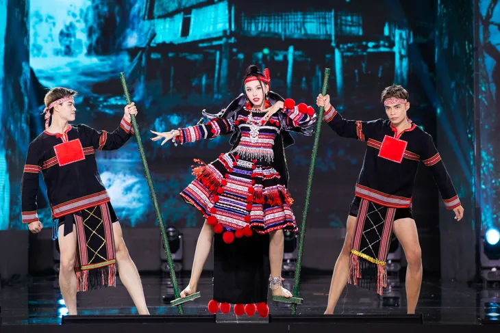 Ngắm bộ trang phục văn hóa dân tộc sẽ cùng tân Hoa hậu Hòa bình Việt Nam tham gia Miss Grand International 2023 - Ảnh 9. Ngắm bộ trang phục văn hóa dân tộc sẽ cùng tân Hoa hậu Hòa bình Việt Nam tham gia Miss Grand International 2023 - Ảnh 9.