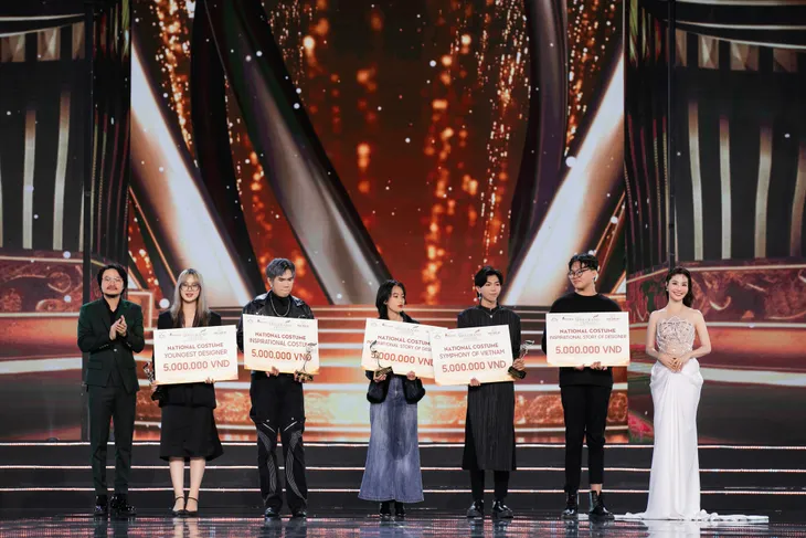 Ngắm bộ trang phục văn hóa dân tộc sẽ cùng tân Hoa hậu Hòa bình Việt Nam tham gia Miss Grand International 2023 - Ảnh 13. Ngắm bộ trang phục văn hóa dân tộc sẽ cùng tân Hoa hậu Hòa bình Việt Nam tham gia Miss Grand International 2023 - Ảnh 13.