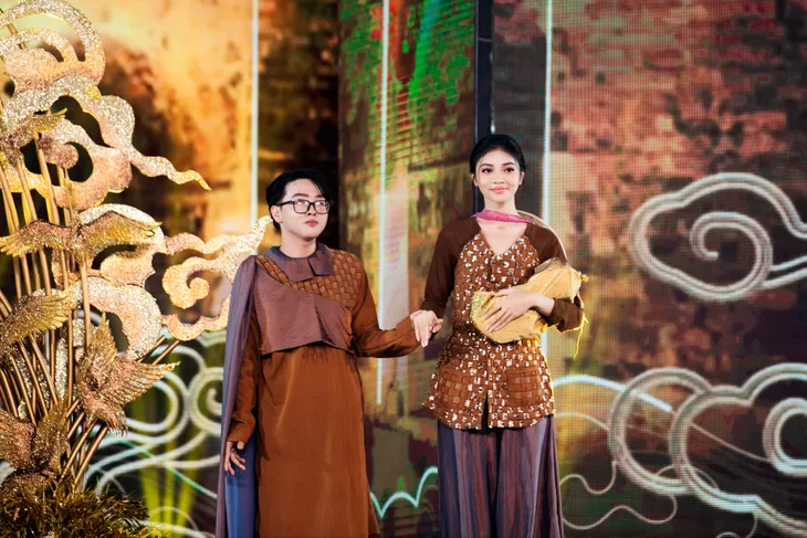 Ngắm bộ trang phục văn hóa dân tộc sẽ cùng tân Hoa hậu Hòa bình Việt Nam tham gia Miss Grand International 2023 - Ảnh 12. Ngắm bộ trang phục văn hóa dân tộc sẽ cùng tân Hoa hậu Hòa bình Việt Nam tham gia Miss Grand International 2023 - Ảnh 12.