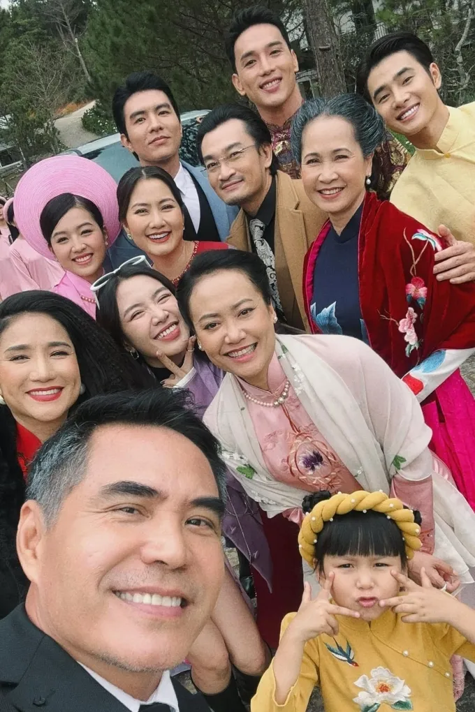 Khả Ngân thả dáng xinh đẹp ở châu Âu, Huyền Lizzie trong mắt con trai - Ảnh 6. Khả Ngân thả dáng xinh đẹp ở châu Âu, Huyền Lizzie trong mắt con trai - Ảnh 6.