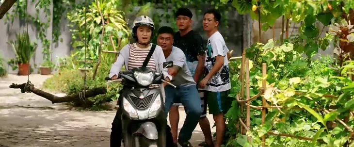 Làng trong phố - Tập 22: Vợ ngất ở công ty, Hiếu bận chạy đến bên Nhung lúc say - Ảnh 20. Làng trong phố - Tập 22: Vợ ngất ở công ty, Hiếu bận chạy đến bên Nhung lúc say - Ảnh 20.