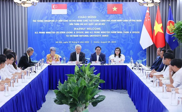 Thủ tướng Phạm Minh Chính và Thủ tướng Lý Hiển Long gặp gỡ sinh viên Đại học Quốc gia Hà Nội - Ảnh 2. Thủ tướng Phạm Minh Chính và Thủ tướng Lý Hiển Long gặp gỡ sinh viên Đại học Quốc gia Hà Nội - Ảnh 2.