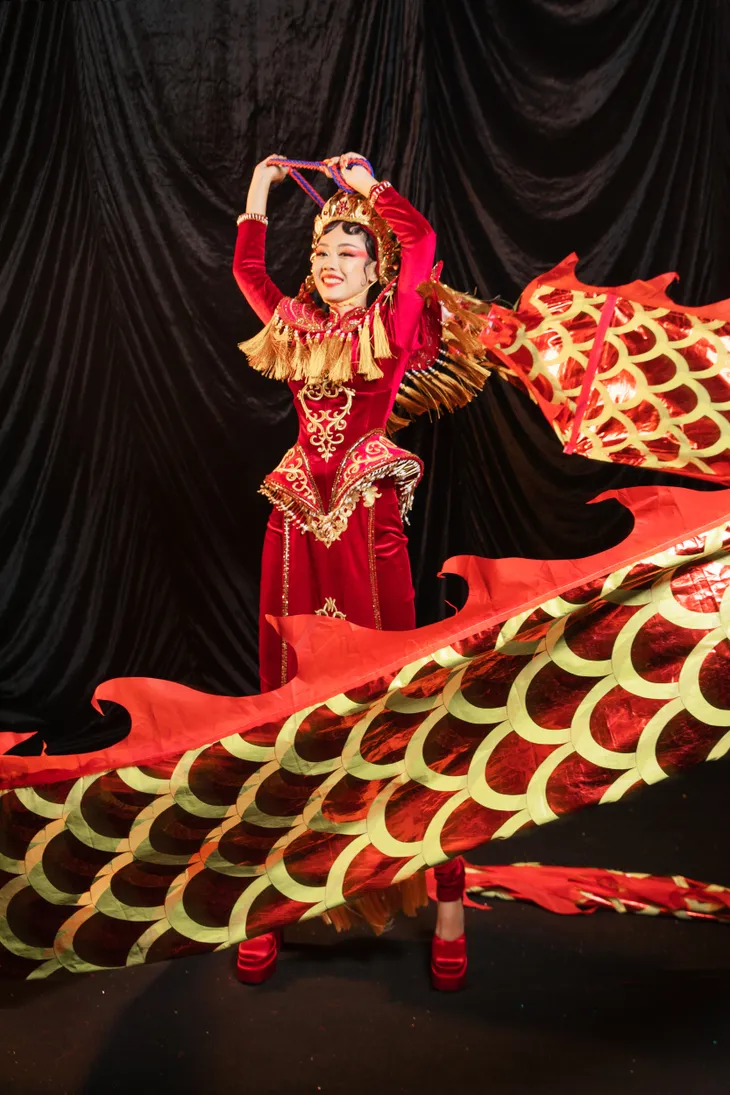 Ngắm bộ trang phục văn hóa dân tộc sẽ cùng tân Hoa hậu Hòa bình Việt Nam tham gia Miss Grand International 2023 - Ảnh 2. Ngắm bộ trang phục văn hóa dân tộc sẽ cùng tân Hoa hậu Hòa bình Việt Nam tham gia Miss Grand International 2023 - Ảnh 2.