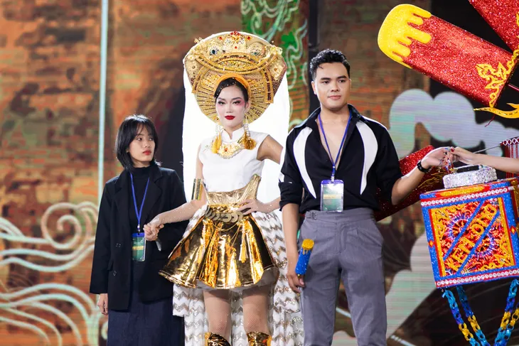 Ngắm bộ trang phục văn hóa dân tộc sẽ cùng tân Hoa hậu Hòa bình Việt Nam tham gia Miss Grand International 2023 - Ảnh 10. Ngắm bộ trang phục văn hóa dân tộc sẽ cùng tân Hoa hậu Hòa bình Việt Nam tham gia Miss Grand International 2023 - Ảnh 10.
