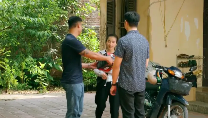 Làng trong phố - Tập 4: Đến xóm trọ, Hiếu lọt vào mắt xanh của chị hàng nước - Ảnh 1. Làng trong phố - Tập 4: Đến xóm trọ, Hiếu lọt vào mắt xanh của chị hàng nước - Ảnh 1.