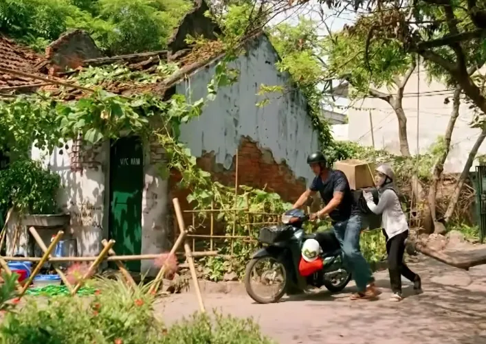Làng trong phố - Tập 4: Vừa lên thành phố, Hiếu ngỡ ngàng thấy cảnh đánh ghen - Ảnh 1. Làng trong phố - Tập 4: Vừa lên thành phố, Hiếu ngỡ ngàng thấy cảnh đánh ghen - Ảnh 1.