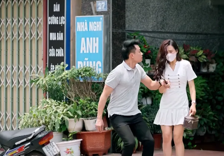 Làng trong phố - Tập 4: Vừa lên thành phố, Hiếu ngỡ ngàng thấy cảnh đánh ghen - Ảnh 5. Làng trong phố - Tập 4: Vừa lên thành phố, Hiếu ngỡ ngàng thấy cảnh đánh ghen - Ảnh 5.