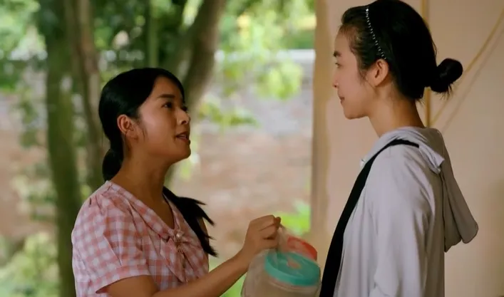 Làng trong phố - Tập 4: Đến xóm trọ, Hiếu lọt vào mắt xanh của chị hàng nước - Ảnh 3. Làng trong phố - Tập 4: Đến xóm trọ, Hiếu lọt vào mắt xanh của chị hàng nước - Ảnh 3.