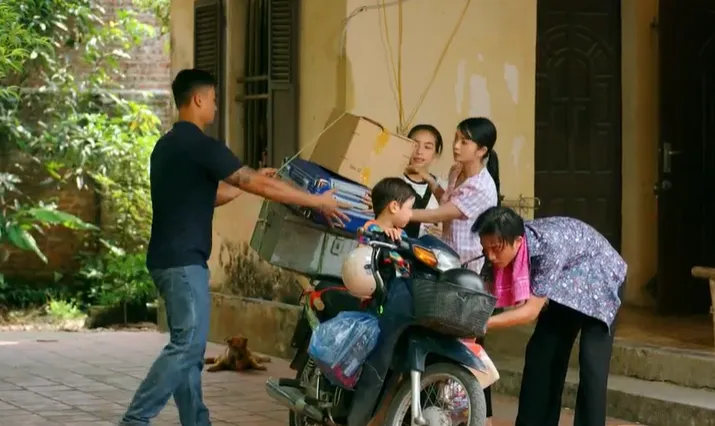 Làng trong phố - Tập 4: Đến xóm trọ, Hiếu lọt vào mắt xanh của chị hàng nước - Ảnh 4. Làng trong phố - Tập 4: Đến xóm trọ, Hiếu lọt vào mắt xanh của chị hàng nước - Ảnh 4.