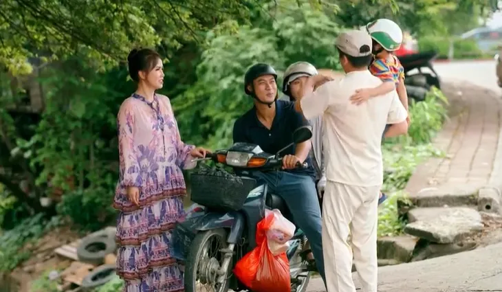 Làng trong phố - Tập 4: Đến xóm trọ, Hiếu lọt vào mắt xanh của chị hàng nước - Ảnh 8. Làng trong phố - Tập 4: Đến xóm trọ, Hiếu lọt vào mắt xanh của chị hàng nước - Ảnh 8.