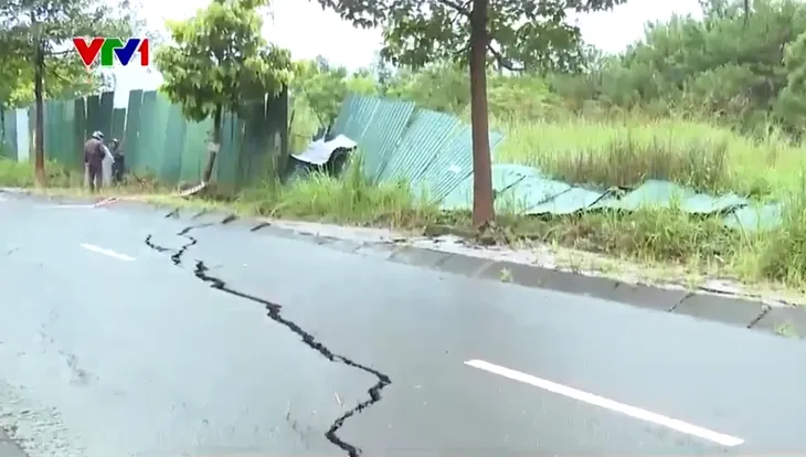 Đắk Nông ghi nhận liên tiếp 10 điểm sạt lở, nứt gãy đất nghiêm trọng - Ảnh 1.