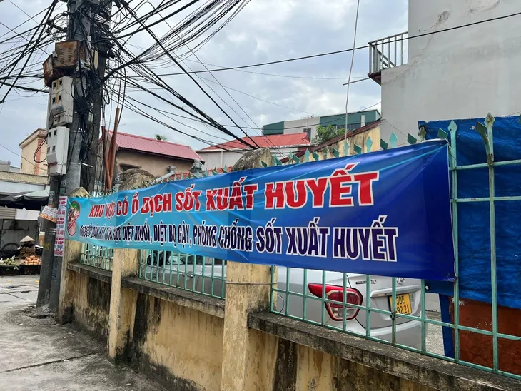 Hà Nội: Thôn có hàng trăm ca sốt xuất huyết tràn ngập rác thải - Ảnh 2. Hà Nội: Thôn có hàng trăm ca sốt xuất huyết tràn ngập rác thải - Ảnh 2.