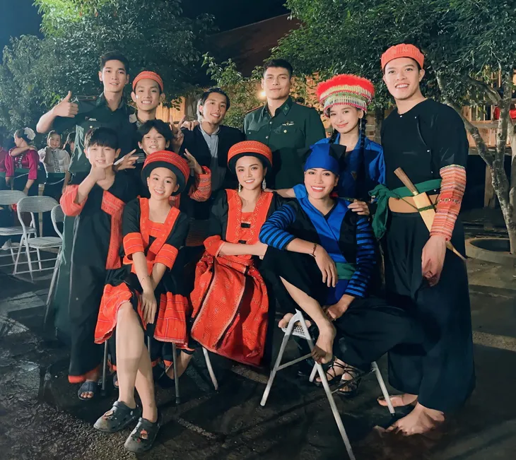 Minh Cúc dịu dàng trong Cuộc chiến không giới tuyến - Ảnh 4. Minh Cúc dịu dàng trong Cuộc chiến không giới tuyến - Ảnh 4.