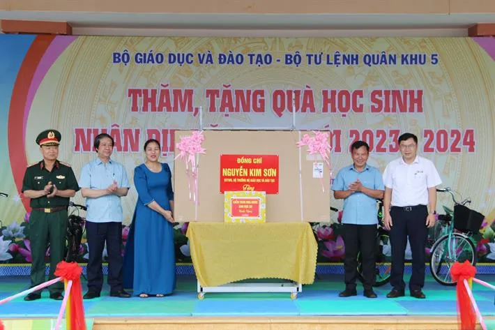 Bộ trưởng Bộ GDĐT thăm học sinh vùng khó trước thềm năm học mới - Ảnh 2. Bộ trưởng Bộ GDĐT thăm học sinh vùng khó trước thềm năm học mới - Ảnh 2.