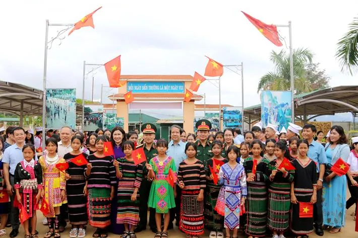 Bộ trưởng Bộ GDĐT thăm học sinh vùng khó trước thềm năm học mới - Ảnh 1. Bộ trưởng Bộ GDĐT thăm học sinh vùng khó trước thềm năm học mới - Ảnh 1.
