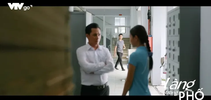 Làng trong phố - Tập 23: Quản đốc háo sắc làm nữ công nhân dính bầu rồi định chạy làng - Ảnh 1. Làng trong phố - Tập 23: Quản đốc háo sắc làm nữ công nhân dính bầu rồi định chạy làng - Ảnh 1.