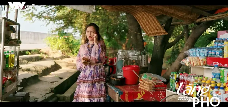 Làng trong phố - Tập 23: Lệ chăn dắt Nhung đi tiếp khách - Ảnh 1. Làng trong phố - Tập 23: Lệ chăn dắt Nhung đi tiếp khách - Ảnh 1.