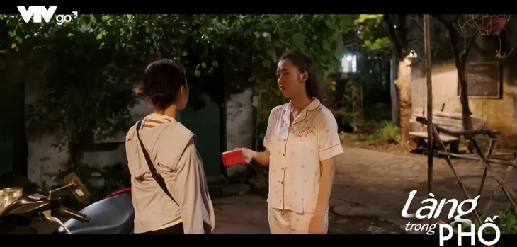 Làng trong phố - Tập 23: Nhung tặng quà như kiểu trêu ngươi Hoài - Ảnh 3. Làng trong phố - Tập 23: Nhung tặng quà như kiểu trêu ngươi Hoài - Ảnh 3.