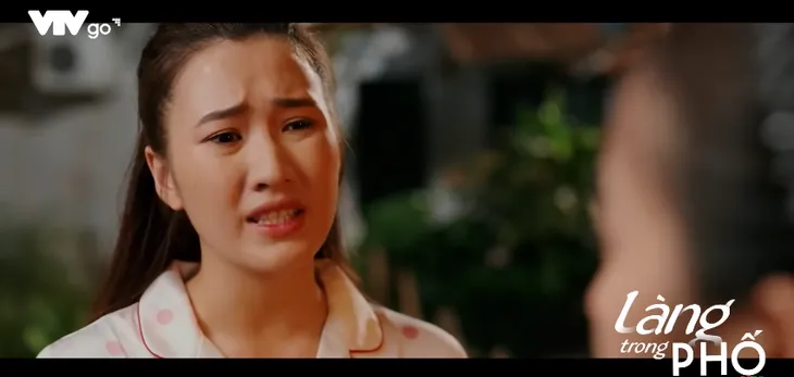 Làng trong phố - Tập 23: Nhung tặng quà như kiểu trêu ngươi Hoài - Ảnh 4. Làng trong phố - Tập 23: Nhung tặng quà như kiểu trêu ngươi Hoài - Ảnh 4.