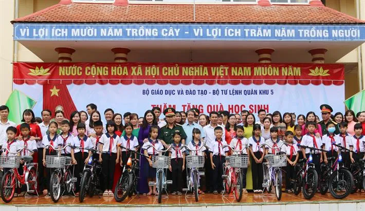 Bộ trưởng Bộ GDĐT thăm học sinh vùng khó trước thềm năm học mới - Ảnh 3. Bộ trưởng Bộ GDĐT thăm học sinh vùng khó trước thềm năm học mới - Ảnh 3.