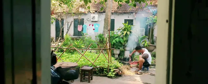 Làng trong phố - Tập 22: Vợ ngất ở công ty, Hiếu bận chạy đến bên Nhung lúc say - Ảnh 3. Làng trong phố - Tập 22: Vợ ngất ở công ty, Hiếu bận chạy đến bên Nhung lúc say - Ảnh 3.