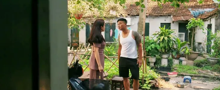 Làng trong phố - Tập 22: Vợ ngất ở công ty, Hiếu bận chạy đến bên Nhung lúc say - Ảnh 4. Làng trong phố - Tập 22: Vợ ngất ở công ty, Hiếu bận chạy đến bên Nhung lúc say - Ảnh 4.