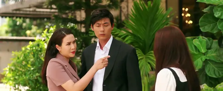 Làng trong phố - Tập 22: Vợ ngất ở công ty, Hiếu bận chạy đến bên Nhung lúc say - Ảnh 6. Làng trong phố - Tập 22: Vợ ngất ở công ty, Hiếu bận chạy đến bên Nhung lúc say - Ảnh 6.