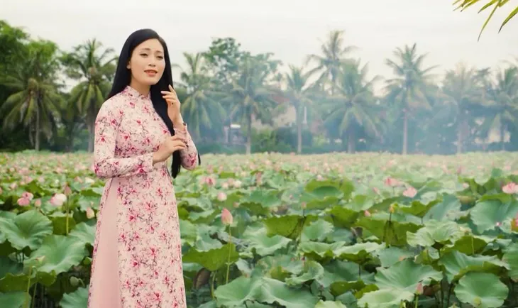 Huyền Trang đánh dấu 10 năm đăng quang quán quân Sao Mai bằng MV Quê ơi - Ảnh 1. Huyền Trang đánh dấu 10 năm đăng quang quán quân Sao Mai bằng MV Quê ơi - Ảnh 1.