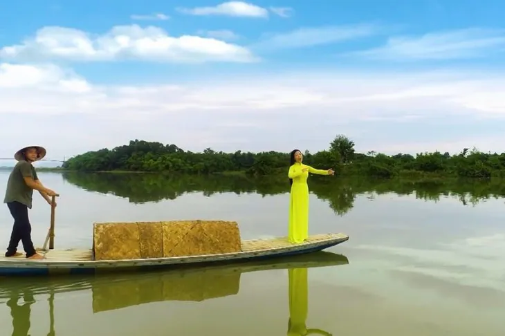Huyền Trang đánh dấu 10 năm đăng quang quán quân Sao Mai bằng MV Quê ơi - Ảnh 5. Huyền Trang đánh dấu 10 năm đăng quang quán quân Sao Mai bằng MV Quê ơi - Ảnh 5.